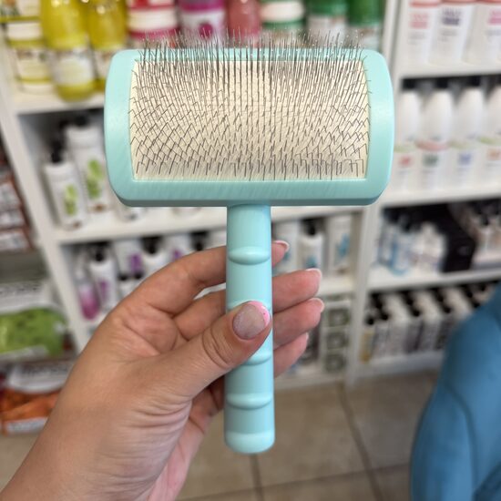 Professional Curved Back Slicker Brush-M with soft 18mm pins, Light Blue 105 х 170 mm - светло-голубая изогнутая пуходёрка с мягкими иглами 18 мм