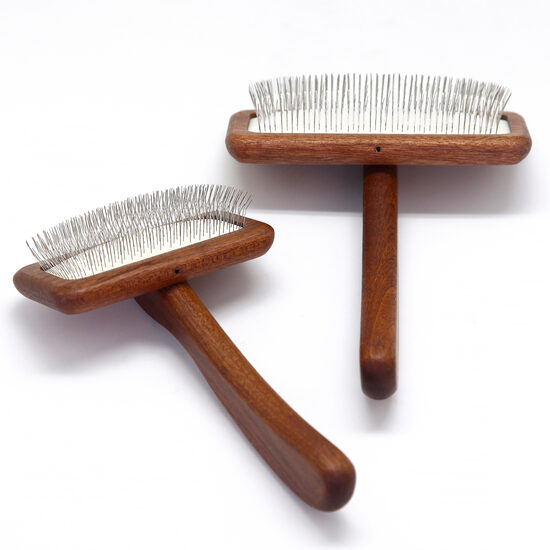Professional Curved Handle Sapele Slicker Brush, L - 120 х 178 мм - Пуходёрка с мягкими зубчиками и деревянной ручкой